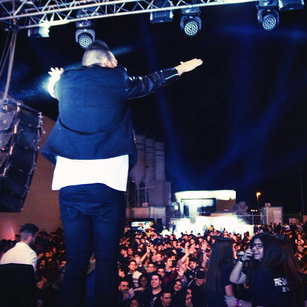 juanjogarciadj's tweet photo. Una imagen vale más que mil palabras...😍
Una locura de noche en el #VergerSpringFest 
El Verger sois la bomba! 💣 https://t.co/8qU0ivGNfx
