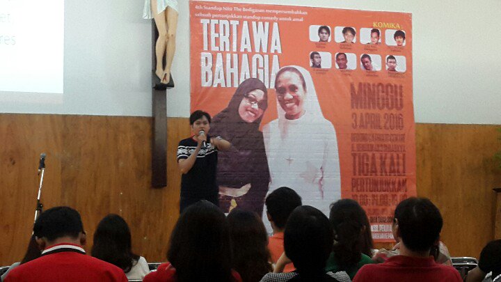 Komika kedua malam ini membuat #TertawaBahagia semakin panas dengan sajak-sajaknya. Ini diaaa <a href="/You_dhaaa/">Yudha Aditya</a> !
