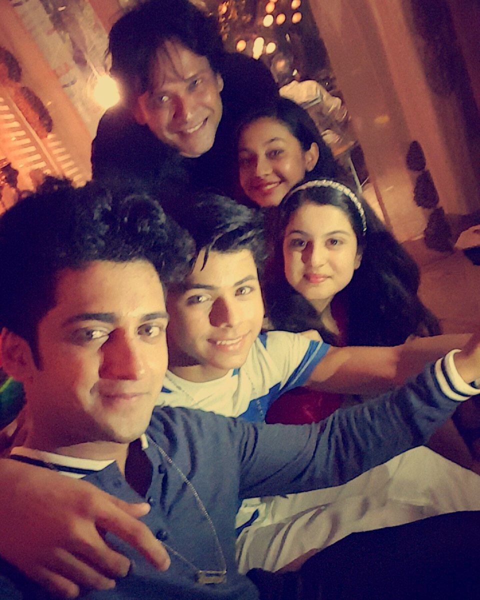 siddnigam_off's tweet photo. Only by binding together as a single force will we remain strong and unconquerable😎 300 episode celebration#teamwork https://t.co/zTLWCffquy