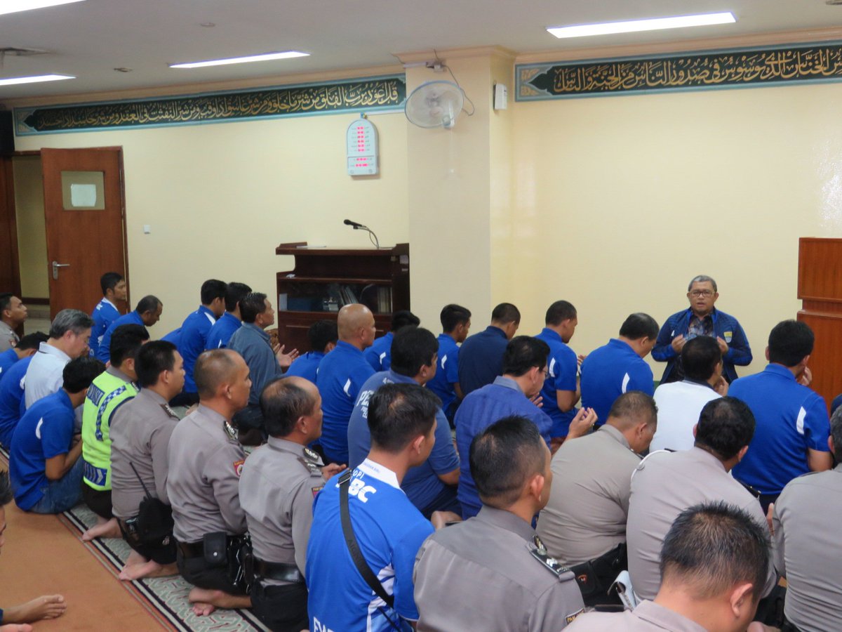 aheryawan's tweet photo. Usai sholat berjamaah bersama para pemain Persib. berdoa adh kewajiban kt sbg hamba, semoga Persib menang lagi.. https://t.co/FFaRsoIDuS