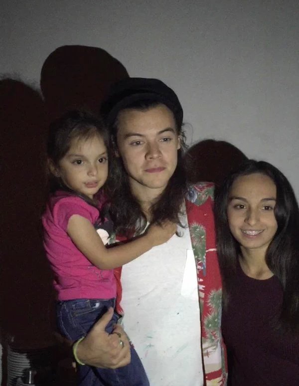 NoOfficialHarry's tweet photo. Harry a Los Angeles la nuit dernière 
-Ju https://t.co/zwtJYLNl12
