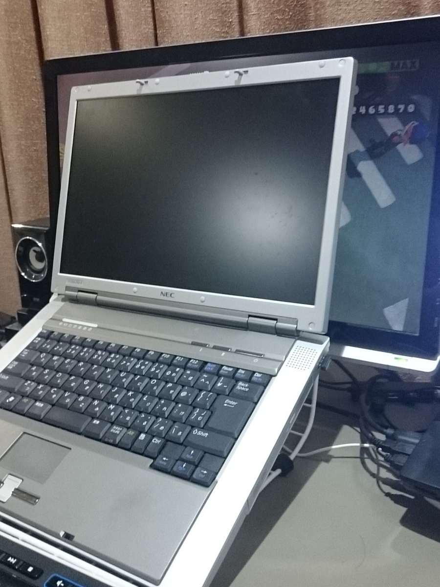 タキタ ダイソーで150円で買ったワイヤーネットを 渾身の力で曲げて作った ノートパソコン用スタンドですw 接地する場所には 車のダッシュボードに敷く滑り止め これもダイソーで100円 を巻き付けてます T Co Keatx2um