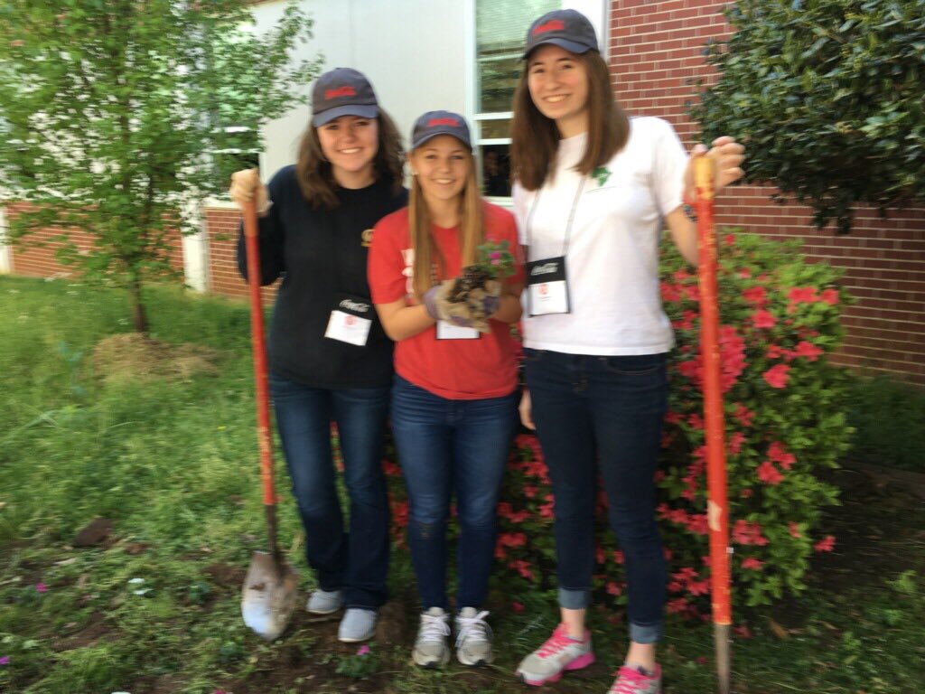 allymonson11's tweet photo. Love my #CCSW2016 family!❤️ https://t.co/oI0xjmY3Vk