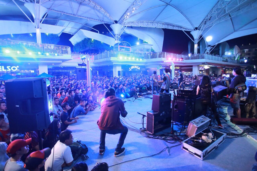SuperMusic_ID's tweet photo. Makin malem makin padet dan makin seru di SuperGitarAwards 2016. #sga2016 https://t.co/XsxTe42iKx
