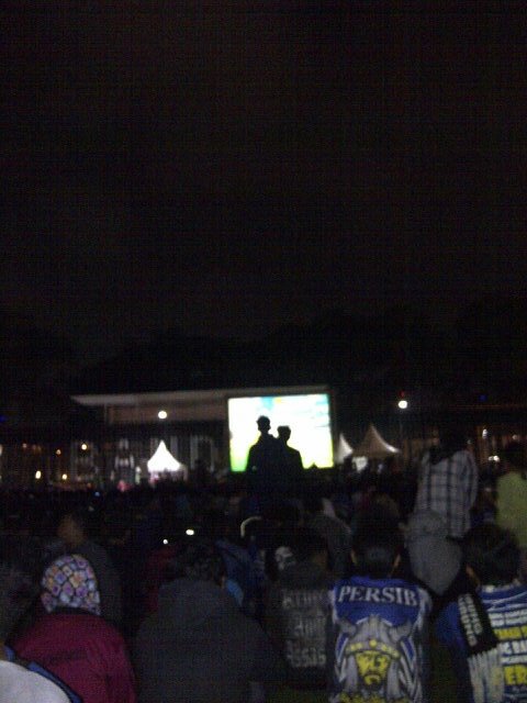 Argi_09's tweet photo. #nobarpersib alun-alun Bdg .. #PersibDay #KagokEdanJuaraDeui @BobotohID https://t.co/O727VztOFg