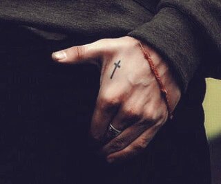 BasiaStergiou's tweet photo. RT IF YOU LOVE HARRY'S HANDS TO VOTE FOR THE BOYS 
#BestFanArmy #Directioners #iHeartAwards https://t.co/PeieD7W278