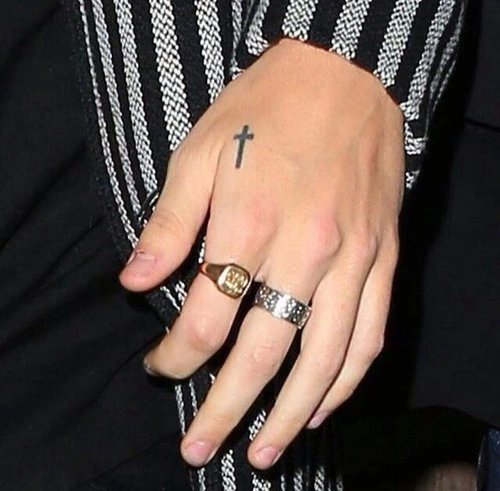 BasiaStergiou's tweet photo. RT IF YOU LOVE HARRY'S HANDS TO VOTE FOR THE BOYS 
#BestFanArmy #Directioners #iHeartAwards https://t.co/PeieD7W278