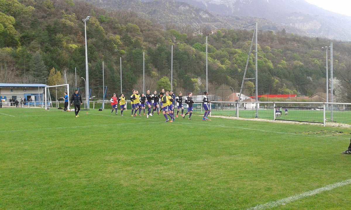 Les joueuses du @gmc2f_officiel sont à l'échauffement pour le match contre <a href="/AsVeoreMontois/">As Veore Montoison</a>. #GMC2FASVM