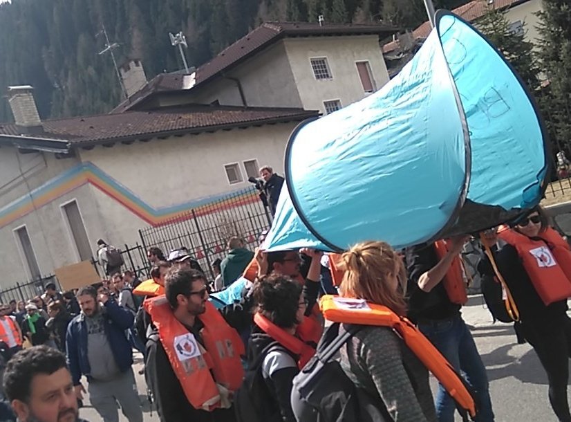 global_project's tweet photo. 1000 persone insieme verso l' #austria per chiedere l'abbattimento di ogni #confine #Borderskills #overthefortress https://t.co/FX5TxHaNd9