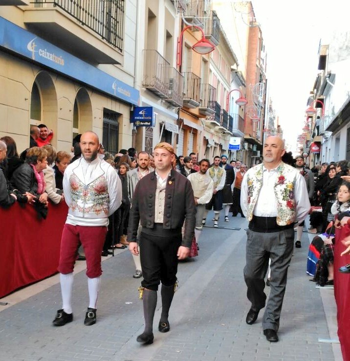 FallaMestreLope's tweet photo. E igualmente, nuestros presidentes... Que curiosamente apostaron por pantalón rojizo para ofrendar en #Turís! 😊 https://t.co/a1QXGUMazq