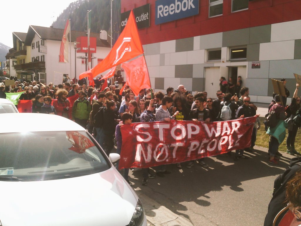 #Stopwarnotpeople un messaggio senza confini! Fermare le guerre non le persone, solidali si uniscono allo spezzone