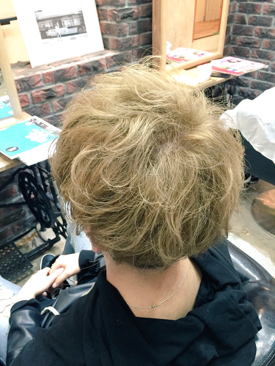 Ikedai 池下大介 メンズカット Wカラー 大阪 理美容師 ブリーチを使わないダブルカラーもいいけど ブリーチを使うカラーもいいですね この透明感はやっぱりブリーチが必要 ブリーチサプリメントのダブルカラーで19ミリのコテで仕上げています 大阪