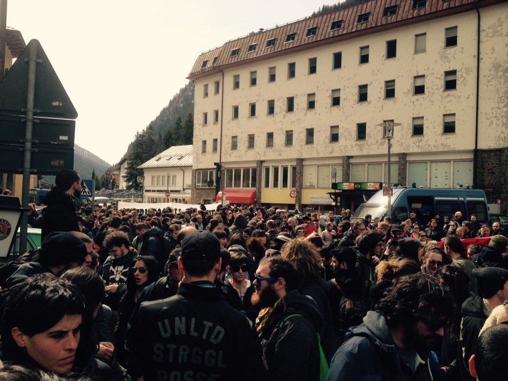 Tanti e tante davanti alla stazione del #Brennero contro l'Europa fortezza #Stopwarnotpeople #refugeeswelcome