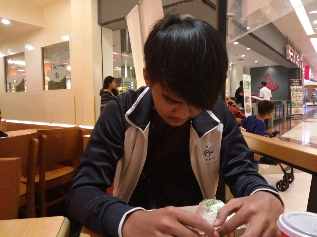 Budayakan Berdoa dulu sebelum makan 
maklum sendirian Jomblo :v <a href="/xiaomiindonesia/">Xiaomi Indonesia</a>
#MeetUpMifans