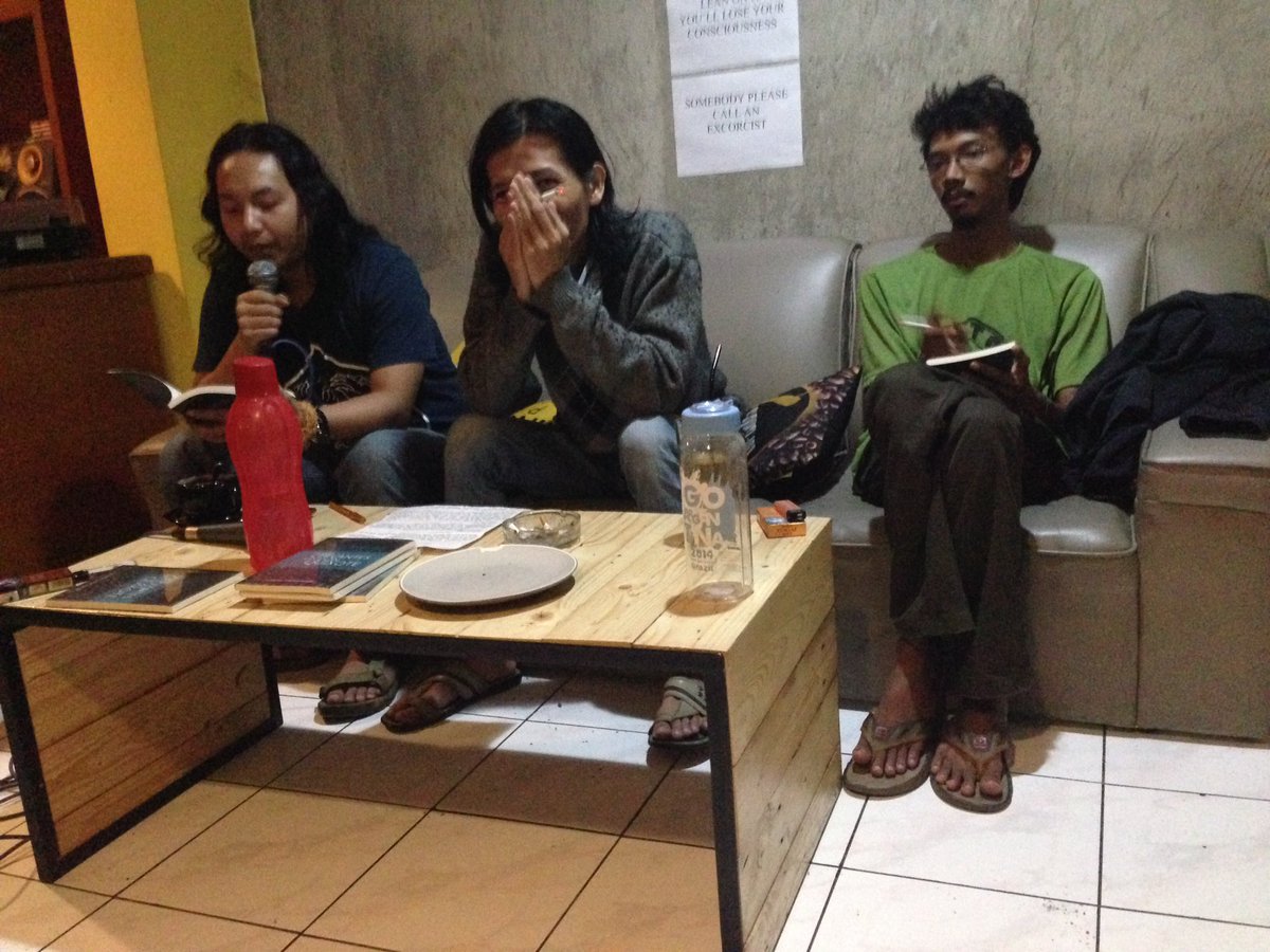 Poetticino kali ini dimoderatori @dhenamaysar , dibedah oleh @regisastrasena . <a href="/lutfimardi/">Lutfi Mardiansyah</a> bengong dulu...