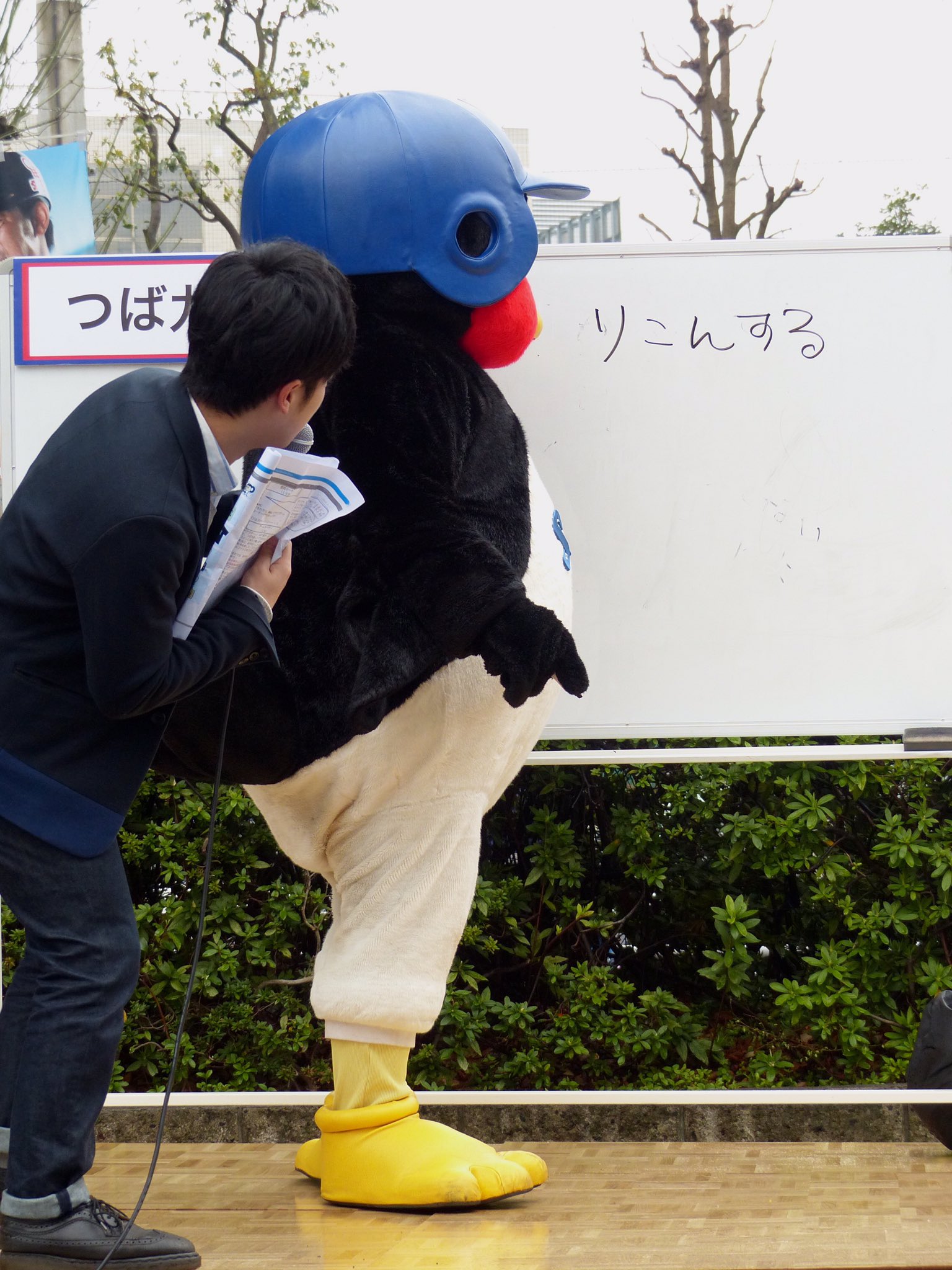 サッカーファンの彼を野球ファンにしたい それに対するつば九郎とドアラの回答がこれ 話題の画像プラス