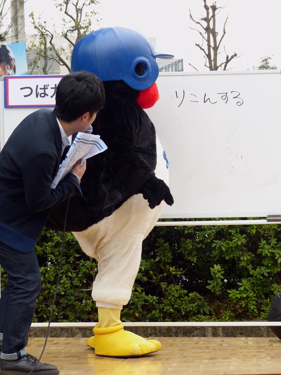 サッカーファンの彼を野球ファンにしたい？それに対するつば九郎とドアラの回答がこれ！
