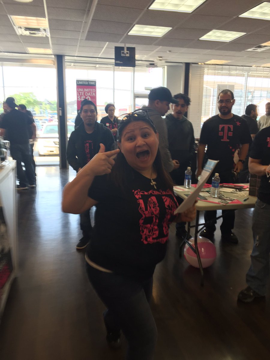 JustPris12's tweet photo. Our leader running the meeting #winningbychoice #tmobile #uncarrier @steelersmillers @DanielDoerschel https://t.co/pydDcXP0SB