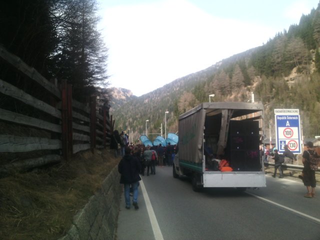 La polizia austriaca schierata cerca di impedire al corteo di continuare il suo corso. This is not our #Europe