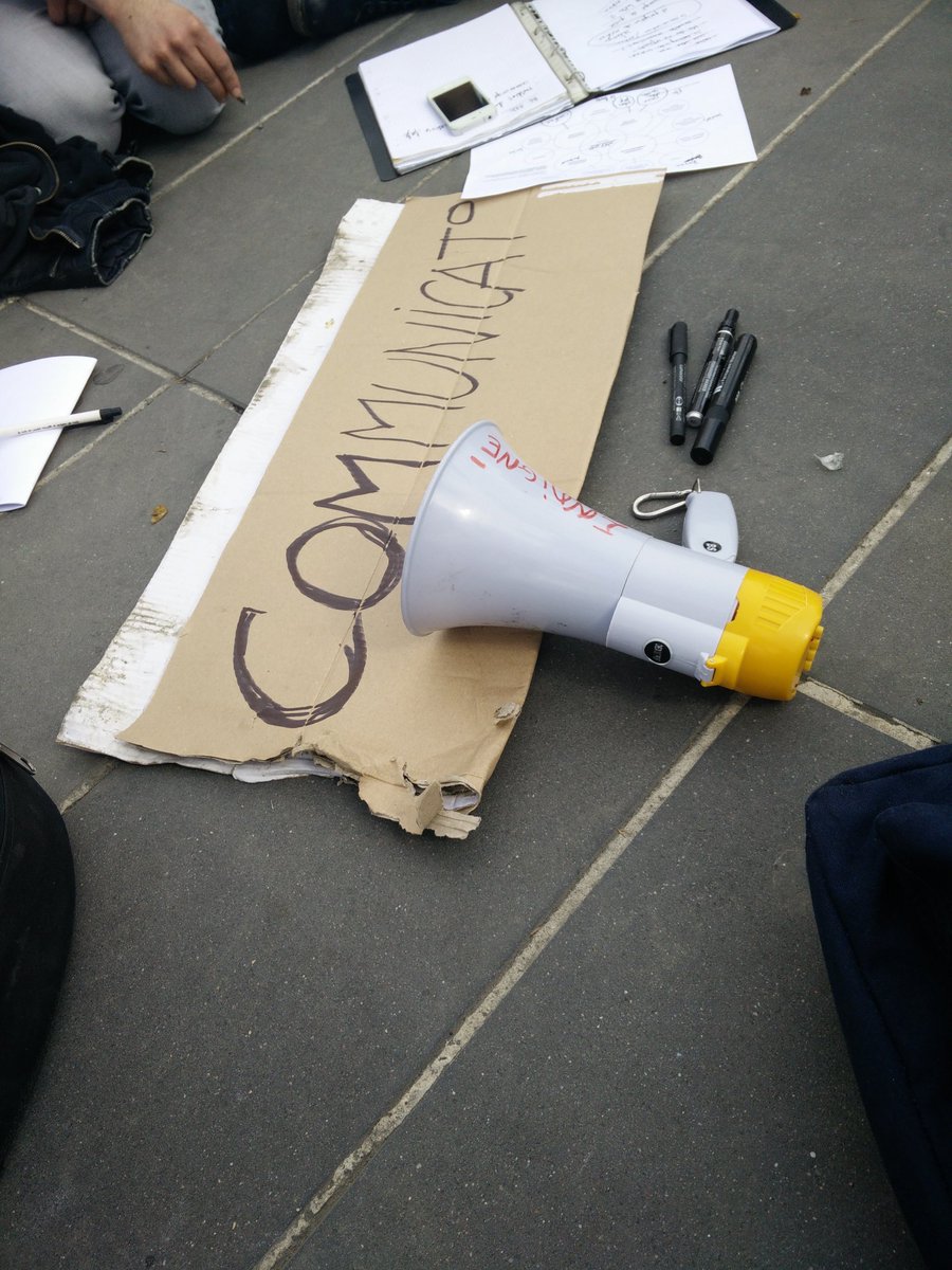 tristansaramon's tweet photo. Réunion quotidienne de la commission communication sur la place #NuitDebout #CommuneDebout #34mars https://t.co/V4S53vniRW