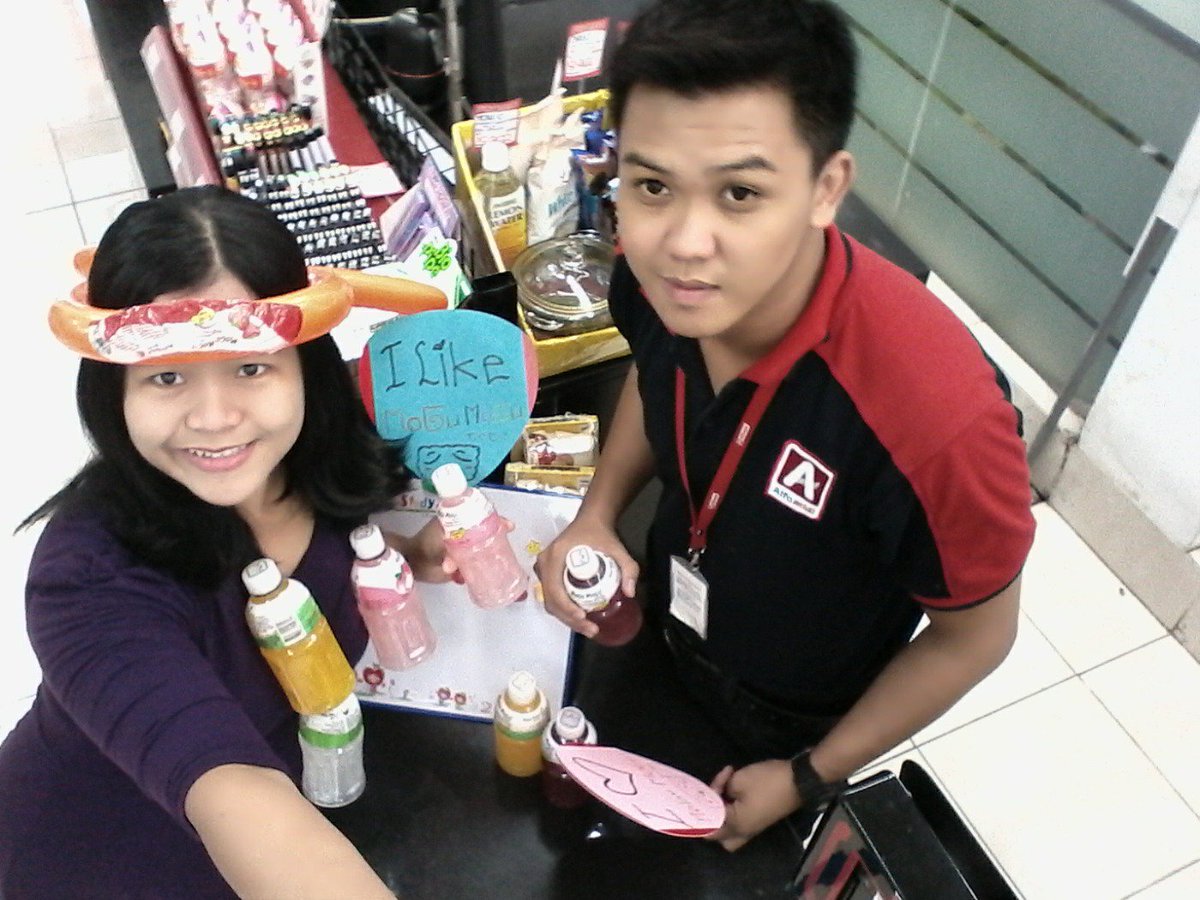 NursisAngela's tweet photo. Selfie Ah bareng @mogumogu_id dimana aku blnja minuman pasti mogu mogu plhnku,Mogu Mogu No.1untukku #MoguMoguSelfie https://t.co/0vVJOVBsY7