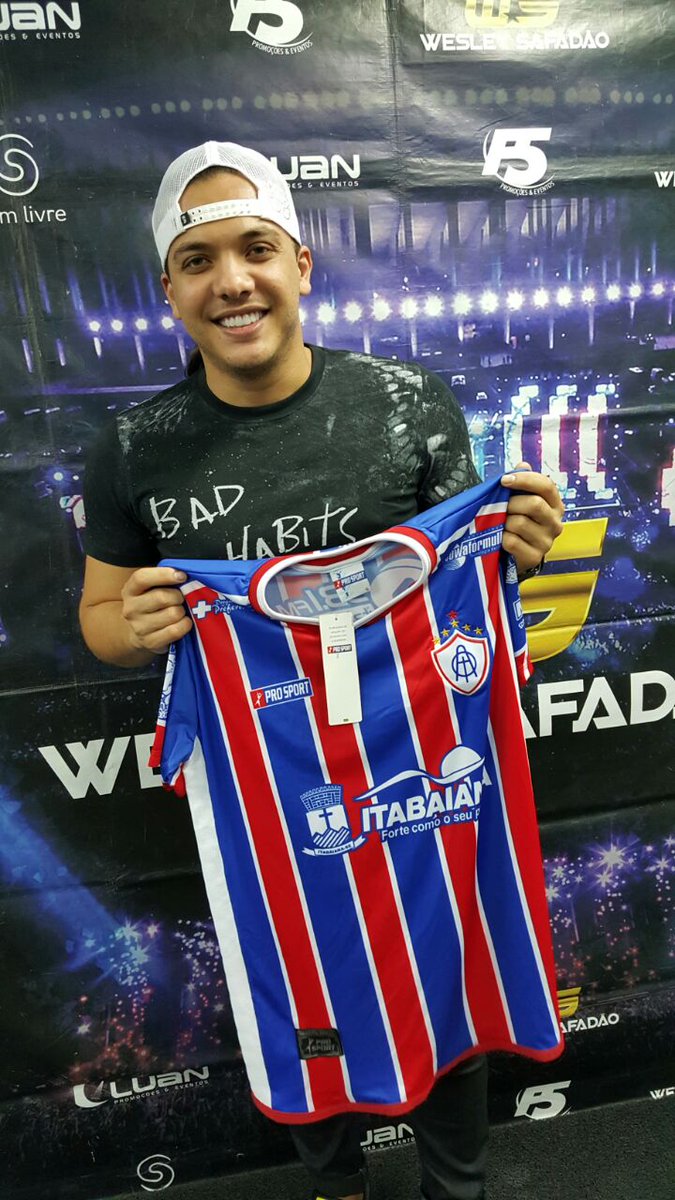 AOItabaiana1937's tweet photo. Querido @WesleySafadao com a Camisa do Tricolor Da Serra em show dele na cidade de Itabaiana-SE https://t.co/N8cxkFQtEs