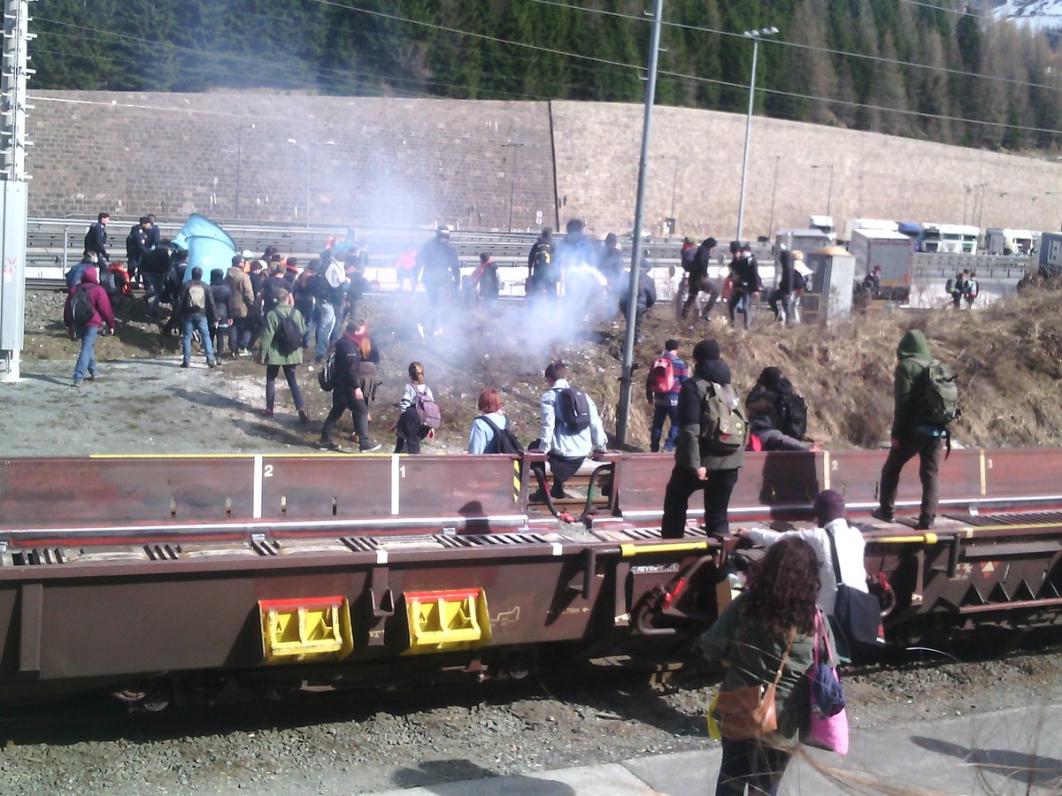 vengono occupati i binari del treno oltre la frontiera e messe le tende arrivate da #Idomeni #stopwarnotpeople