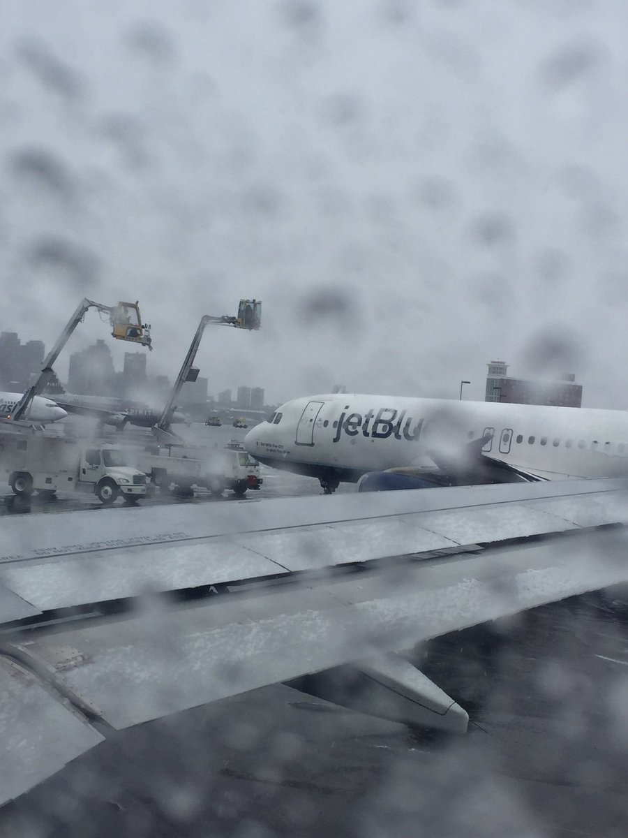eblur27's tweet photo. I'm intrigued by this whole process of de-icing the planes #imfromCA #head16 #bostontoflorida https://t.co/ogU1SRd7SH