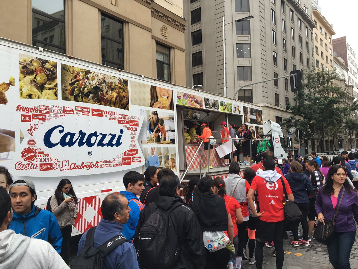 alvaroITC's tweet photo. Impresionante, @carozzimencanta le dio el almuerzo a 30k corredores #eMDS2016 @maratonsantiago https://t.co/SCwZyqXM4R