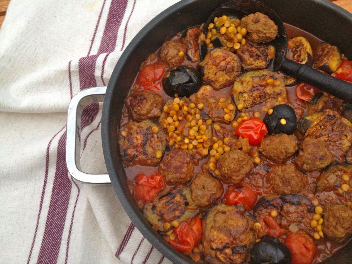 MaryamSinaiee's tweet photo. Persian stew of #aubergine (#eggplant) w/ yellow lentils, #beef meatballs & black #driedlime. Recipe coming soon. https://t.co/B0kskuBysl
