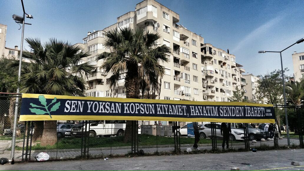 İzmir Lise GFB'nin yapmış olduğu pankart çalışması. "SEN YOKSAN KOPSUN KIYAMET , HAYATIM SENDEN İBARET"