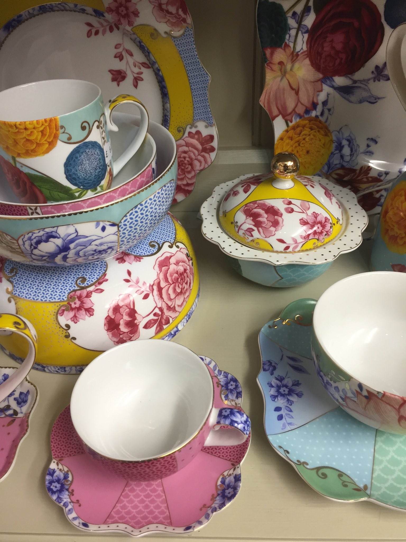 Daisy Park on X: Beautiful Royal Pip Studio China range @DaisyPark27 mugs,  plates, bowls, teacups & sugar bowls. #pipstudio #royal   / X