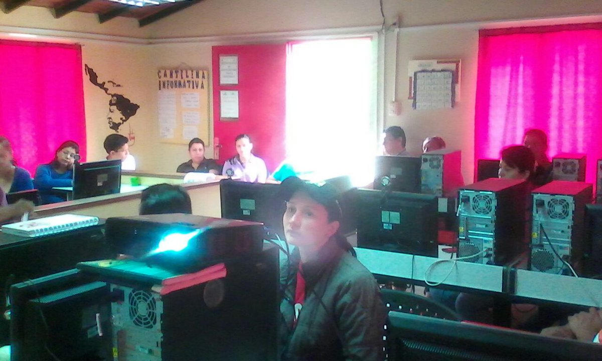 KelizMarquez's tweet photo. #MaduroEstaVenciendo Taller de formación a los postulados a las vocerías del Consejo Comunal Villa Dignidad #Mer27 https://t.co/vM72AMM9Ec