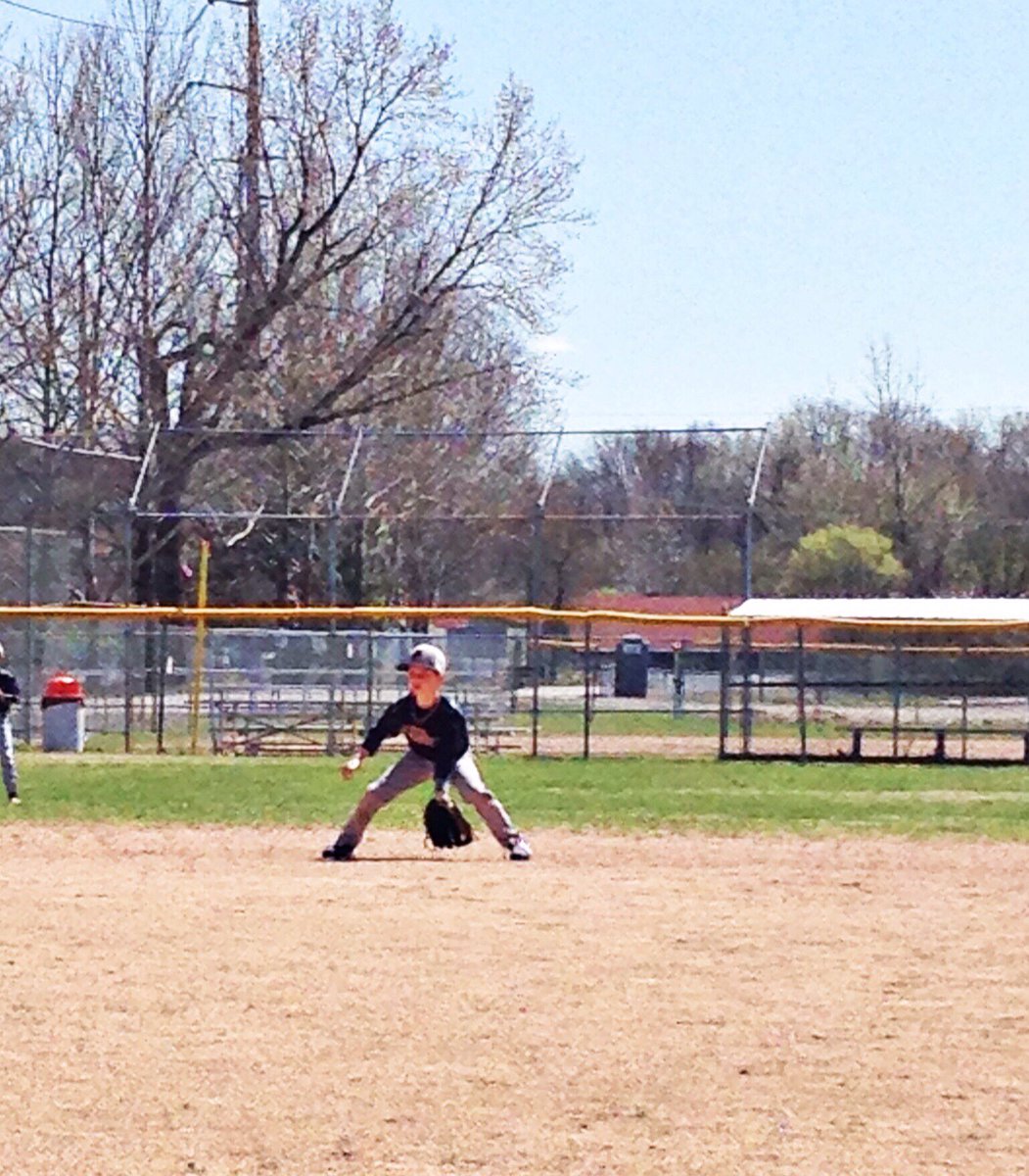 This 9U Force player is ready to make a play!