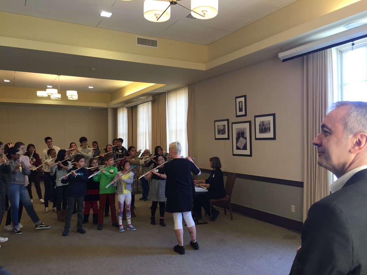 NYFluteClub's tweet photo. The awesome Philippe Bernold stopping in to hear young flutists in @FluteOnItsFeet 's workshop #nyflutefair https://t.co/HO1sdIzj9o