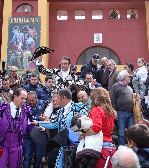 EPonceOficial's tweet photo. Sentir, soñar el toreo y poder realizarlo!!! Hoy en Guadalajara.  Abandonar el cuerpo para torear con el alma!!! https://t.co/sCJNr5HeBP