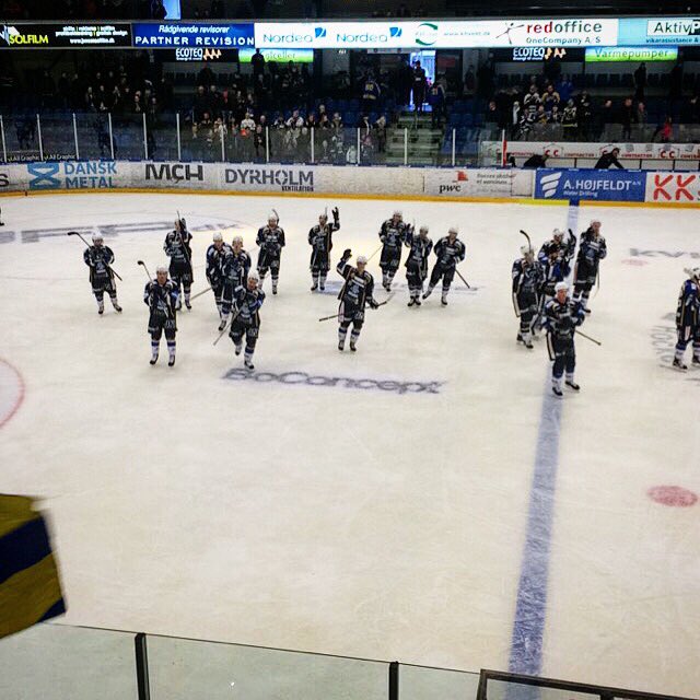 Allysgaard's tweet photo. 2-0 sådan @bluefoxherning 👏🏻 Nu må @fcmidtjylland gerne gøre det samme! #ishockey #bluefox #herning  #storsportsdag https://t.co/DMI36iXzTc
