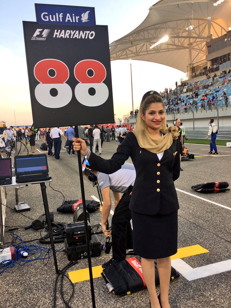 Big smile from Rio's grid girl. Hope to see him flying high in his 2nd #F1 Grand Prix.