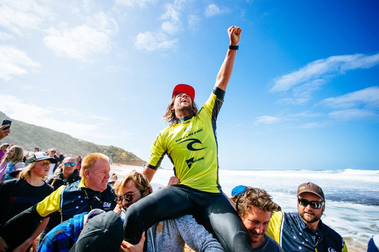 surfertoday's tweet image. &amp;gt; @MattWilko8 wins the 2016 Rip Curl Pro Bells Beach
goo.gl/TMw9kR
#mattwilkinson #ripcurlpro #surfing