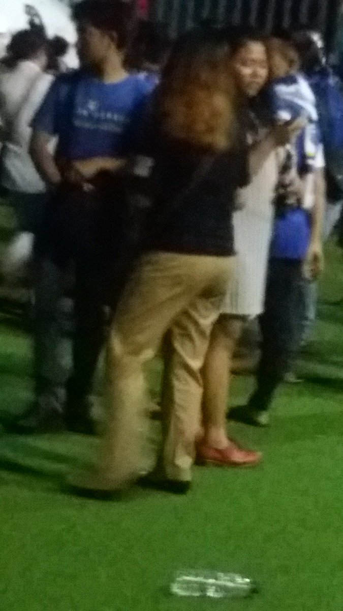 Aduh alun alun di injek injek..
Nobar di alun alun pada pake sepatu.
Gimana nih kang ridwan <a href="/ridwankamil/">Ridwan Kamil</a>