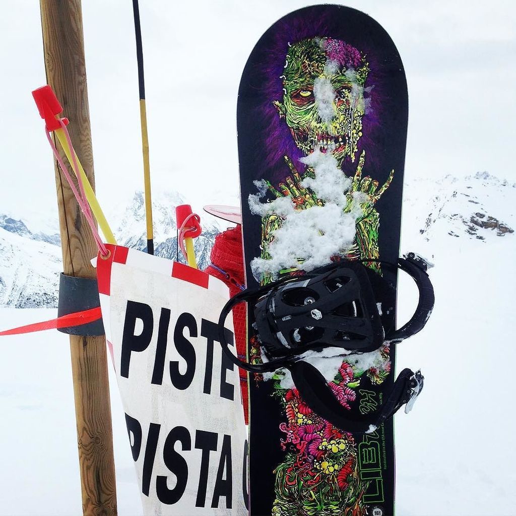 MontagneJadore's tweet image. Snowy Sunday, ignoring closed piste signs. Standard practice. #libtech #libtechnologies #alps #laplagne #paradiski …