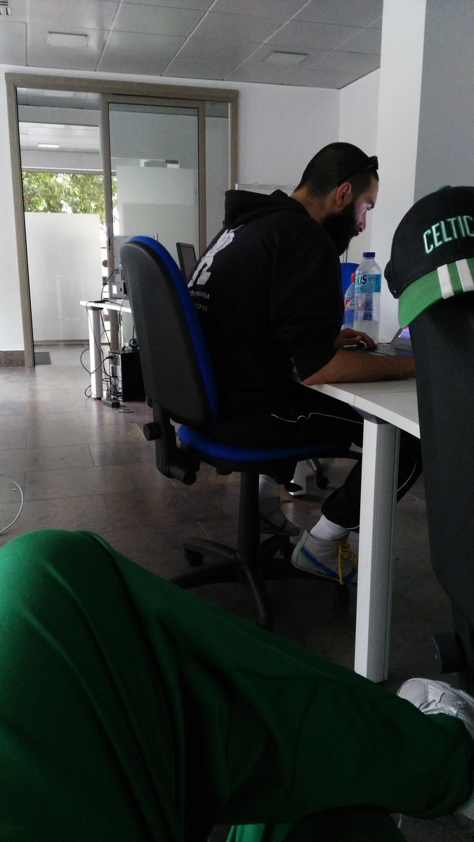 LoloMazuelos's tweet photo. @MomiaBLN y un servidor ya 'hemos abierto' @AulaArcade #GreenTeam #FamiliarGameJam6 #NovaWars #GGmon #gamedev https://t.co/KdWd3LlssG