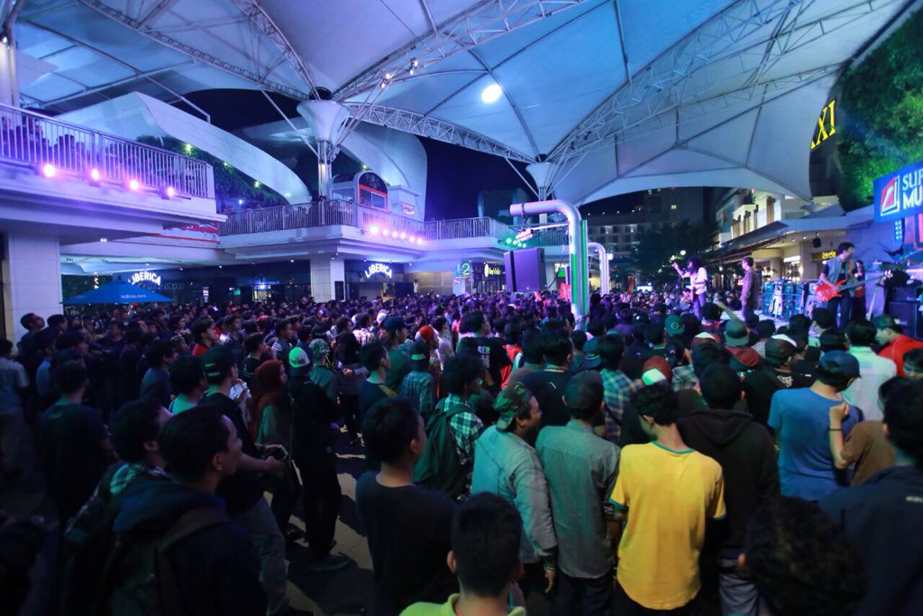SuperMusic_ID's tweet photo. Masih kurang jelas gimana serunya #sga2016 di @malbekasi? Nih gue post lagi keadaan disini dengan angle berbeda bro https://t.co/3mAFLsKZpL