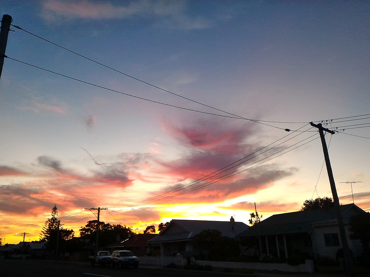 jjhsrm's tweet photo. Woke up at 3.45am for sunrise and god, it was absolutely gorgeous. 😍❤🌅 https://t.co/tIocUTvjF2