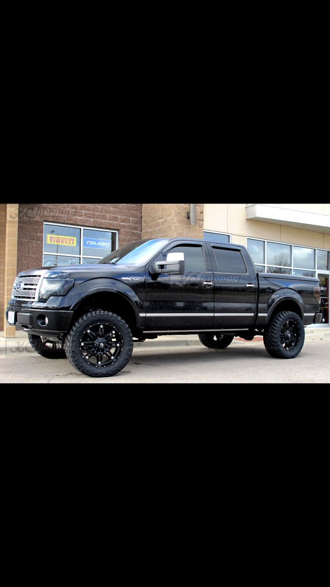 Cannot wait to buy a truck this summer, looking to build it up similar to this rig ^ What do yall think?