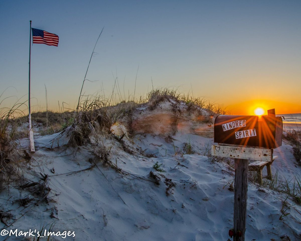mdhimages's tweet photo. #kindredspiritmailbox #wectwx #sunsetbeach @PatrickEllisWx @medwick @WeatherLauren @ericdavisWECT @WECTWeather https://t.co/9v5Zj3H1jM
