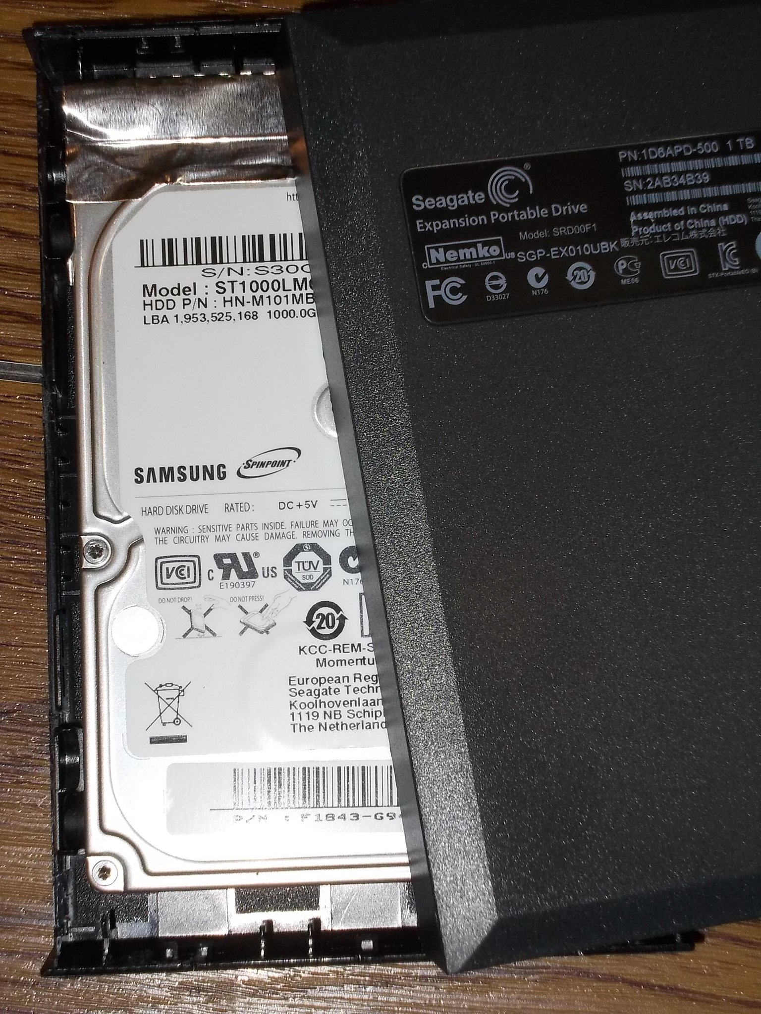 中島 智也 Seagateのポータブルハードディスクを分解したら 中身はsamsungだったwwww T Co Knj6etfv6p