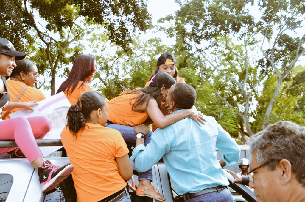 yesseniaminier's tweet photo. Ellas @abechicas saludan al senador de acción. #ValentinRepite #AbelEstrenaAlcaldia +60% https://t.co/T5Y3WqseVN