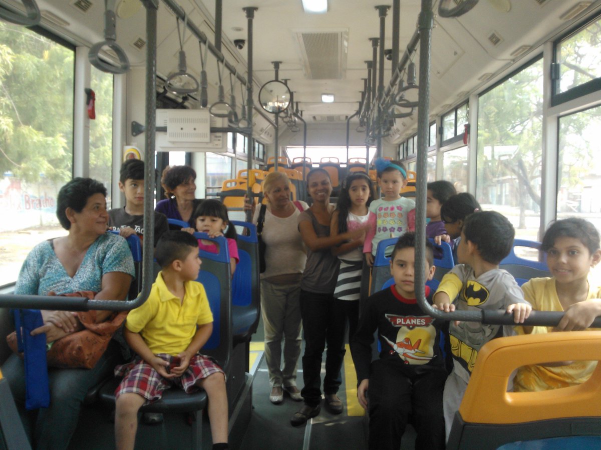 DORKIS10's tweet photo. @elsistema  @SistemaCabimas  @FundaMusicalR @dorkis10 estrenando nuestro transporte Kinder musical https://t.co/N0ekFwKXJM