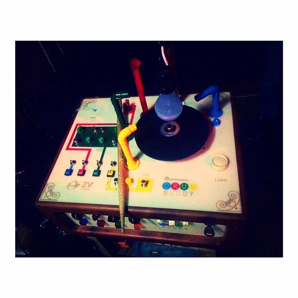 marrojo's tweet photo. Investigando sobre los instrumentos de #quintronandmisspussycat #drumbuddy #noma https://t.co/QdwtUnvDeF #livemusic https://t.co/N5evZJDQ9n